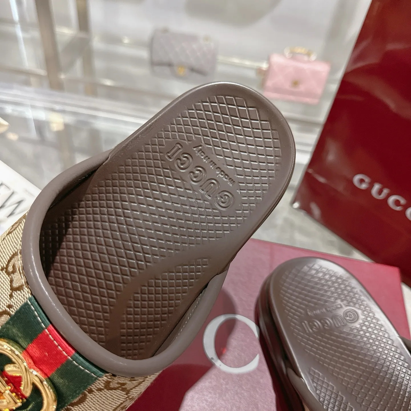 👑 Men's Shoes 420💰 New Summer Men's Slip-On Slides This piece is inspired by the summer spirit and beach clubs of the Italian coast and is part of Gucci Lido. The Pre-Fall collection reinterprets the brand's signature elements and sophisticated patterns in a contemporary way. Made from brown rubber, these flat sandals feature a slip-on design that reinterprets the brand's distinctive green and red webbing.  GG Classic Upper Men's Molded Rubber Footbed GG Gold Hardware Logo Flat Made in Italy Size: Men's 40 to 47,